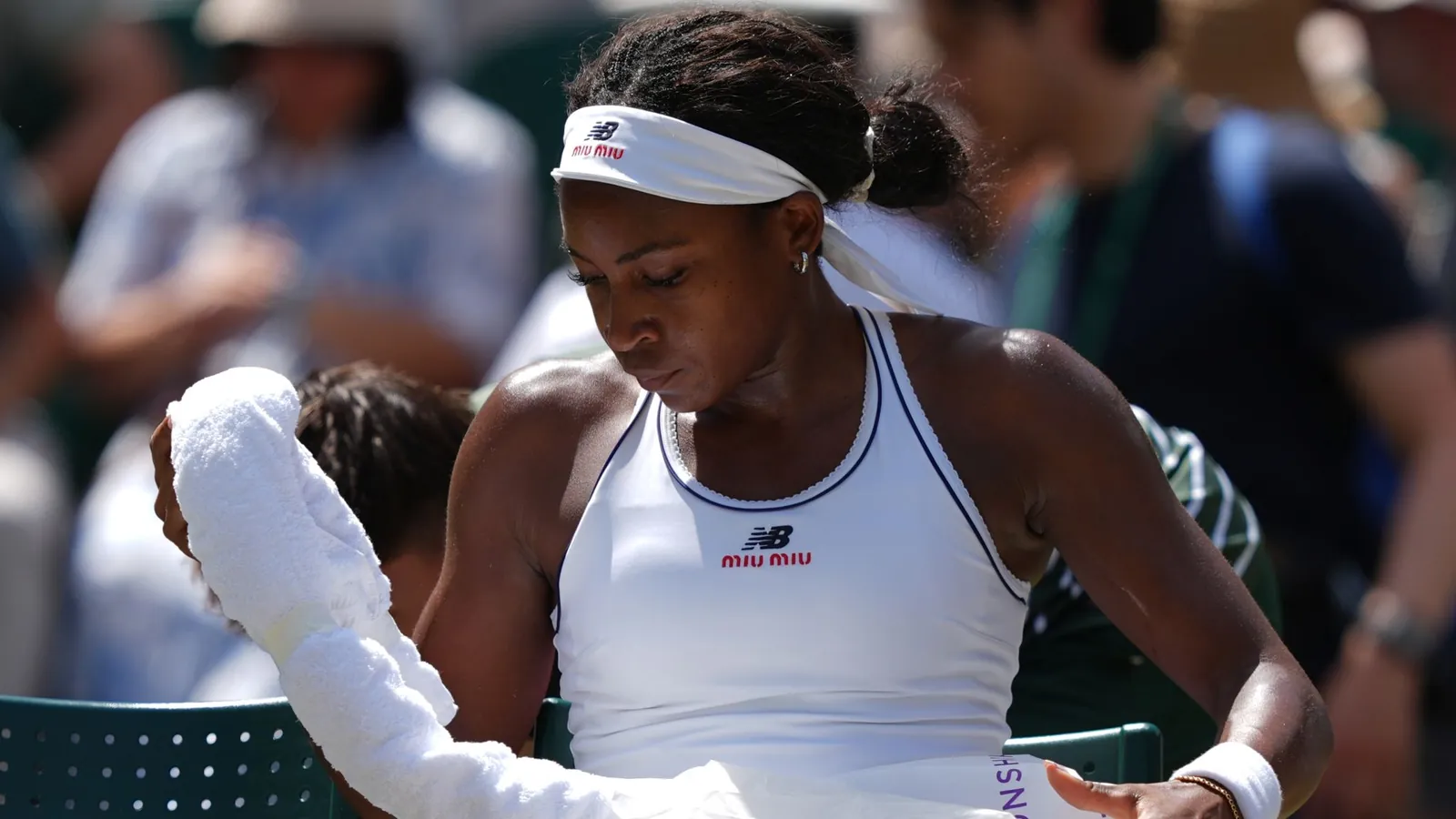 Coco Gauff of the United States uses ice packs during the women's singles quarter-final match against Jessica Pegula of the United States at